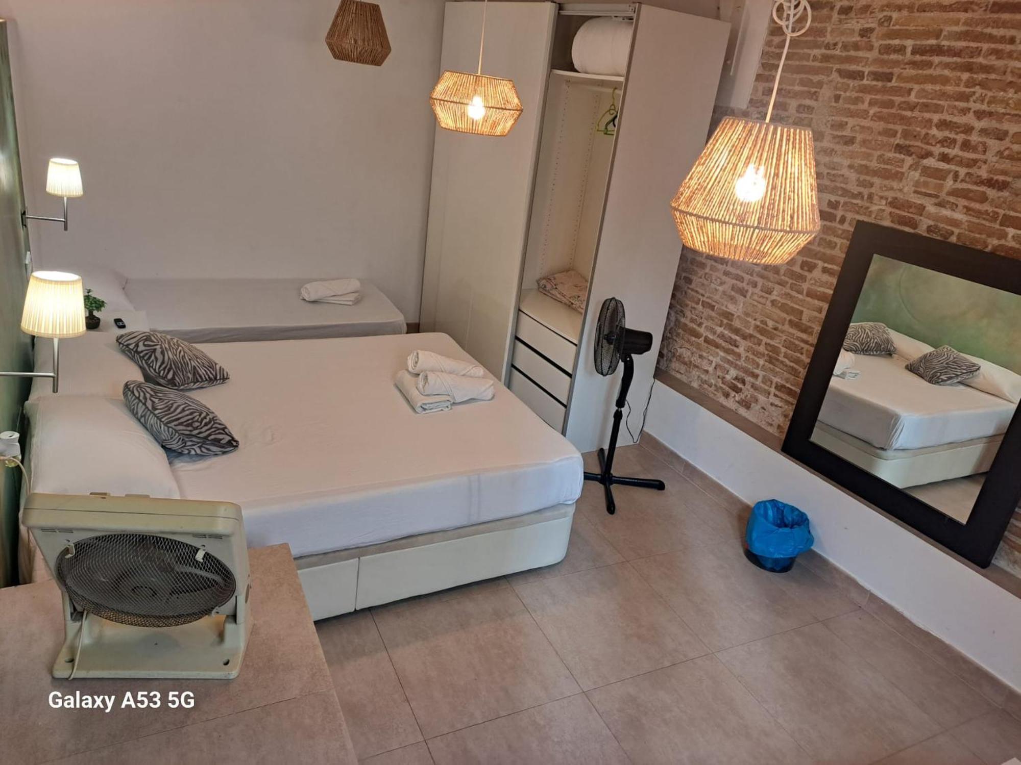 Habitacion Para Grupos Hasta 8 En Plena Rambla De Cataluna Барселона Экстерьер фото